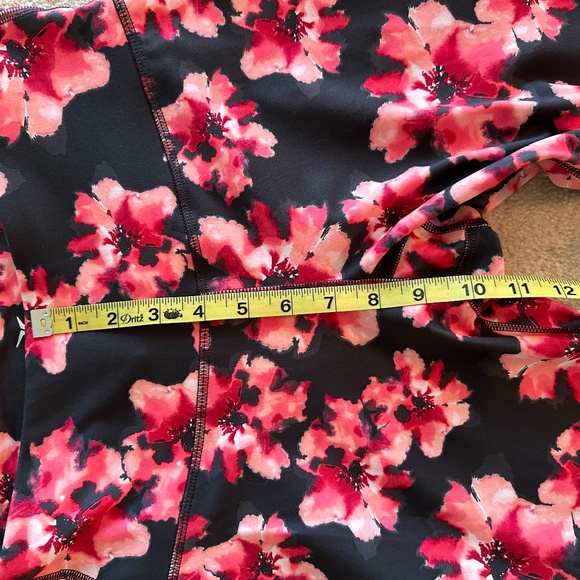 Old Navy Go-Dry Yoga Pants, Size M - Picture 6 of 6